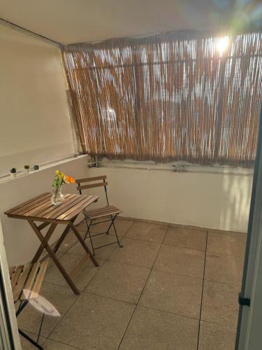 une pièce avec une table, une chaise et une fenêtre dans l'établissement Studio à Marseille avec Terrasse, à Marseille