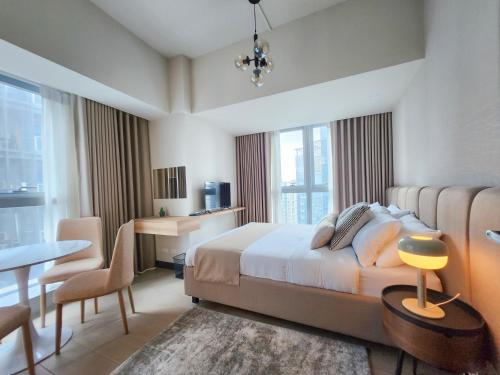 Katil atau katil-katil dalam bilik di LUXESTAYSMNL STYLISH FAMILY 2BR SUITE POOLGYM 400MBPS WIFI NETFLX Amazing City View