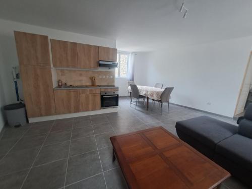 un salon avec un canapé et une table dans l'établissement T2 Concoules, à Concoules
