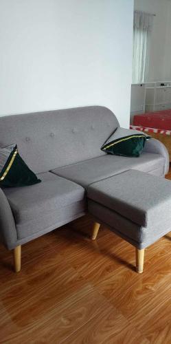 a gray couch with two pillows in a living room at Villa Juan y Exequila in Anda