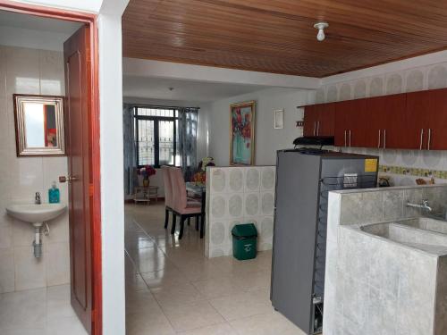 Η κουζίνα ή μικρή κουζίνα στο Encantador apartamento