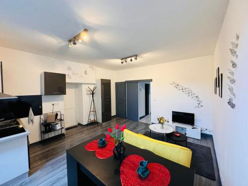 un salon avec une table et une cuisine dans l'établissement Yeslove, à Cognac