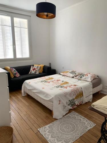 une chambre avec un lit et un canapé dans l'établissement Maginot, à Tours