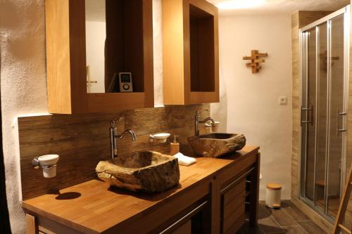 Et badeværelse på Les Gîtes de l'Abric