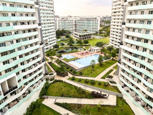マニラにあるQuezon City Manila Stylish Studio Unit with a Mickey Vibeの高層ビルが立ち並ぶ都市の航空写真