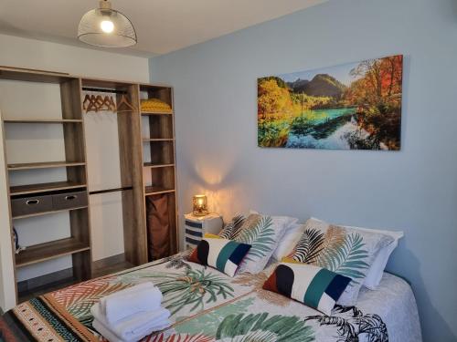 une chambre avec un lit et un tableau au mur dans l'établissement Quiet apartment in a green setting, à Nîmes