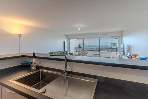 - un évier de cuisine avec vue sur l'océan dans l'établissement Sea-facing apartment for 4 people, à Le Touquet-Paris-Plage