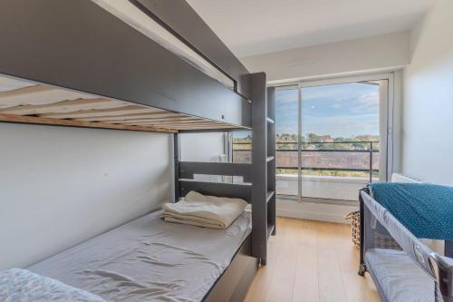 une chambre avec deux lits superposés et une fenêtre dans l'établissement Sea-facing apartment for 4 people, à Le Touquet-Paris-Plage