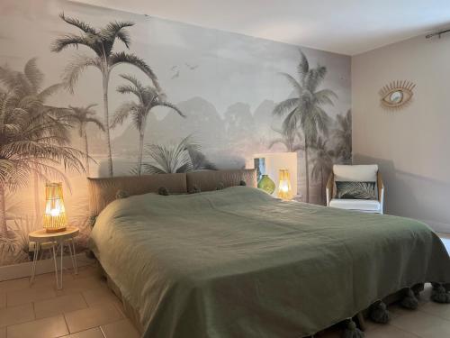 - une chambre avec un grand lit recouvert de palmiers dans l'établissement Le gîte des grands arbres, à Montcaret