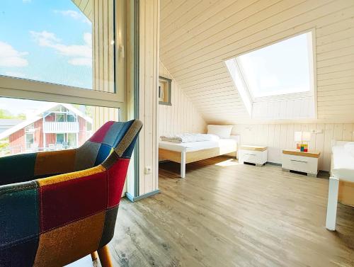 Camera mansardata con letto e finestra. di Schwan 315 a Mirow