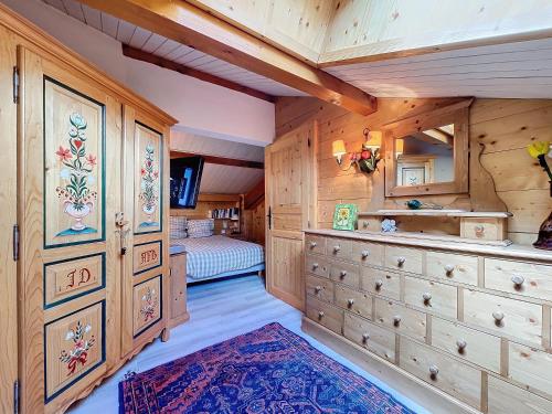 - une cuisine avec des placards en bois et un lit dans une chambre dans l'établissement Copalme-appartement-6pers-Centre Village, aux Gets