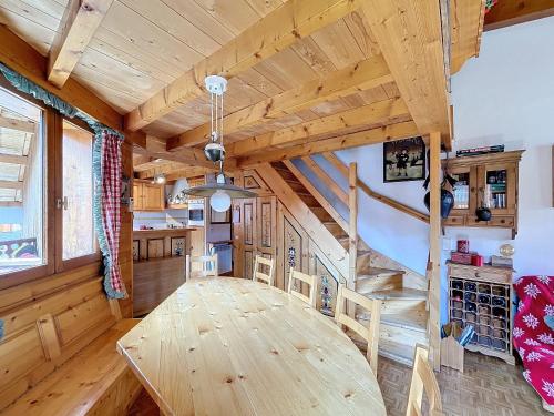 une grande pièce avec un plancher en bois et des escaliers dans une maison dans l'établissement Copalme-appartement-6pers-Centre Village, aux Gets