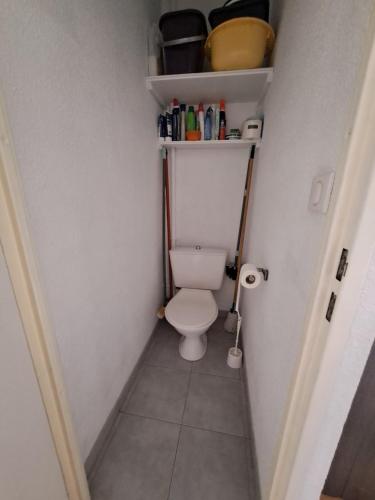 Elle comprend une petite salle de bains pourvue de toilettes. dans l'établissement Chalet de vacances aux abords du lac d'Hourtin, à Hourtin