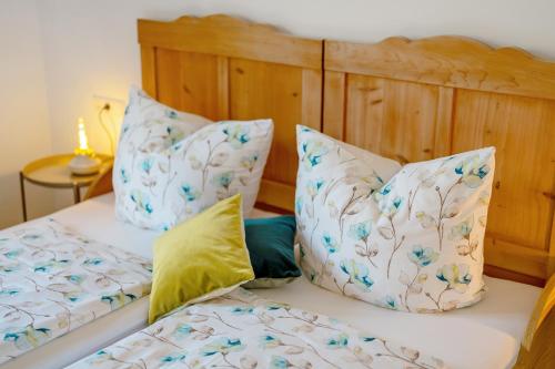 a bedroom with two beds with pillows at Moderner Schwarzwaldtraum in Oberharmersbach
