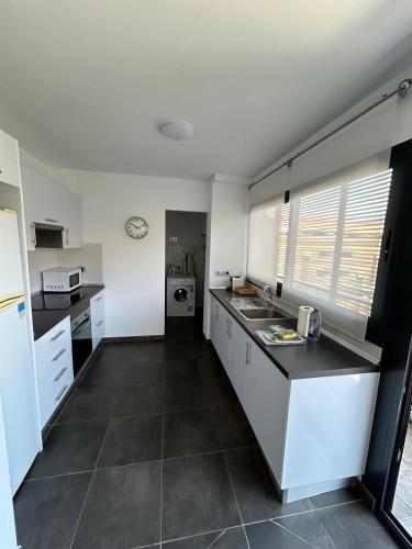 Η κουζίνα ή μικρή κουζίνα στο New apartment center Los Cristianos