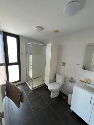 Ένα μπάνιο στο New apartment center Los Cristianos