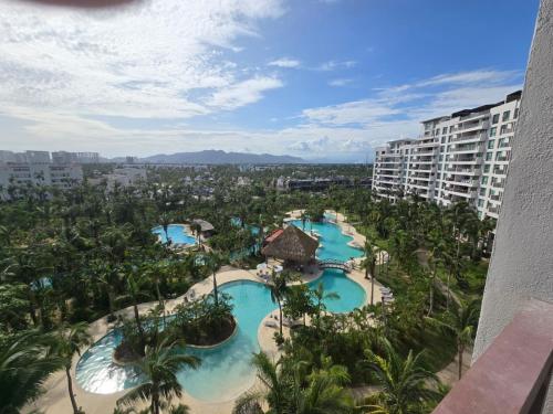 an aerial view of the pool at the resort at Precioso departamento en Acapulco Diamante in Acapulco