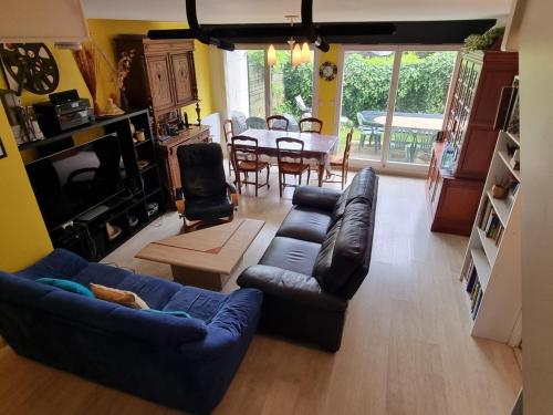 un salon avec des canapés bleus et une salle à manger dans l'établissement Chambre avec SDB et Toilettes privatives, à Rosny-sous-Bois