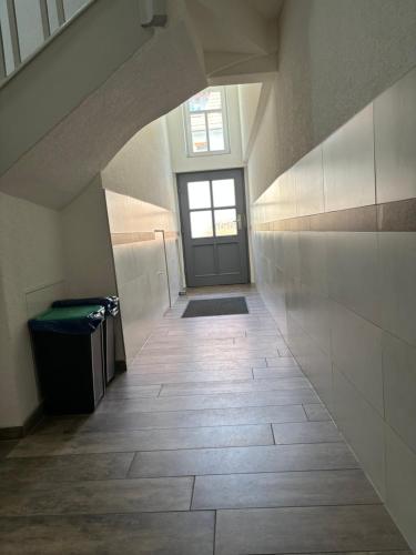 an empty hallway with a door and a tile floor at Ferienwohnung Bad Frankenhausen in Bad Frankenhausen
