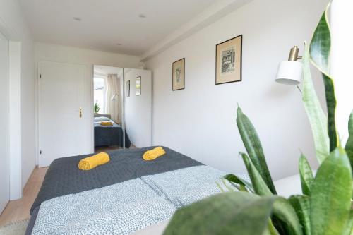 Кровать или кровати в номере GreenPoint Hoża Apartment