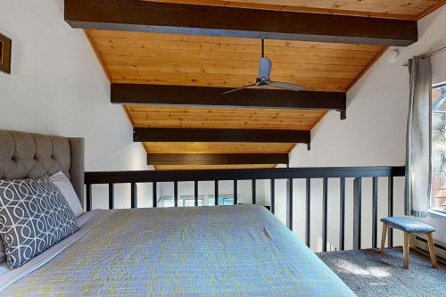 een slaapkamer met een bed en een plafondventilator bij Pine in the Sky in Truckee