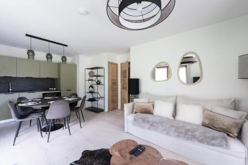 un salon avec un canapé et une table dans l'établissement SUNNY MEGEVE - Luxury Flat with services, à Megève