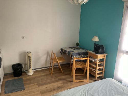 Cette chambre comprend un bureau, une table, une table et des chaises. dans l'établissement Studio et box 2 arrêts tram Partdieu, 4 du Groupama Stadium avec le tramway T3, à Villeurbanne