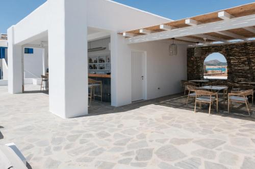 an open living room with a table and chairs at KAMEO, Antiparos in Andiparos