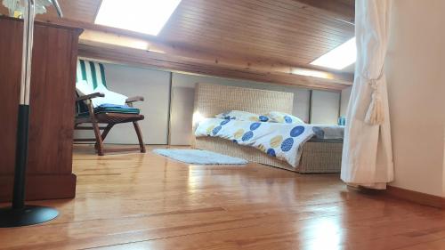 une chambre avec un lit et une chaise dans une pièce dans l'établissement Plage Miramar, à La Londe-les-Maures