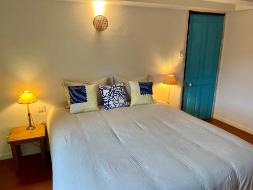 une chambre avec un lit avec des portes bleues et des oreillers dans l'établissement Charming & medieval village house completely renovated with great exterior and views, à Mallemort