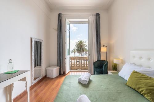 A bed or beds in a room at Blanco Rooms