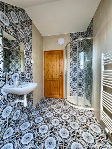 a bathroom with a sink and a bath tub at Chalupa nad rybníkem in Straškov