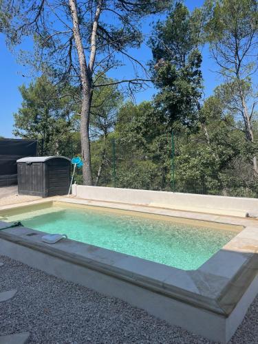 - une petite piscine d'eau bleue dans la cour dans l'établissement Villa avec piscine, vue dégagée sur la forêt, à Fuveau