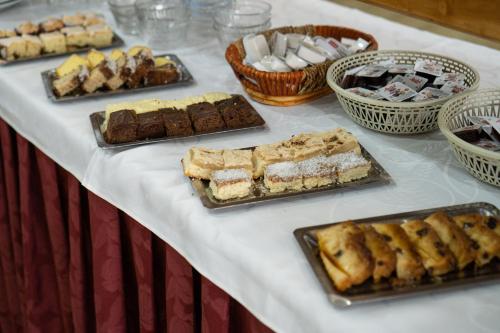 a table with many different types of cakes and pastries at Hotel Libertador in Trelew