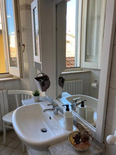 a bathroom with a sink and a mirror at Appartamento Forte Malatesta in Ascoli Piceno