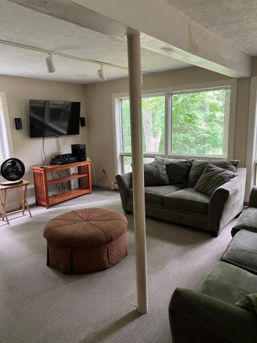 Χώρος καθιστικού στο Home in the woods - Big, Acreage, Nature Oasis, King Bed, Giant Windows