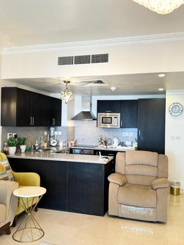 Kuchyň nebo kuchyňský kout v ubytování Salalah Hawana Marina Apartment