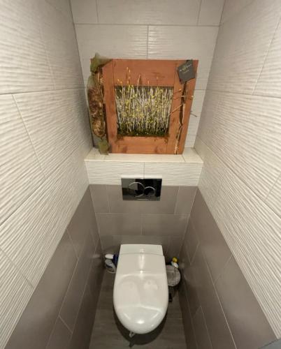 d'une petite salle de bains avec toilettes d'angle. dans l'établissement T - Maison 5 chambres 3 min metro RER - PARC EXPO, à Bourg-la-Reine