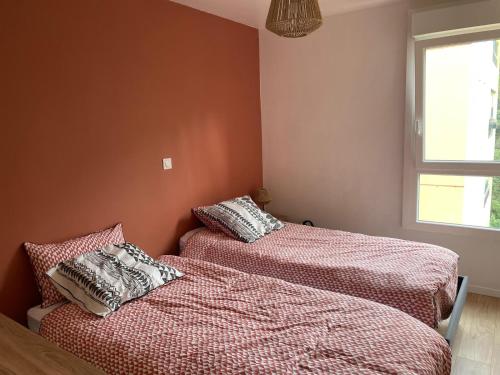 deux lits côte à côte dans une pièce dans l'établissement Serenity, à Cannes