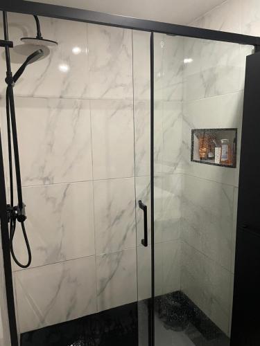 une douche avec une porte vitrée dans une salle de bain dans l'établissement Serenity, à Cannes