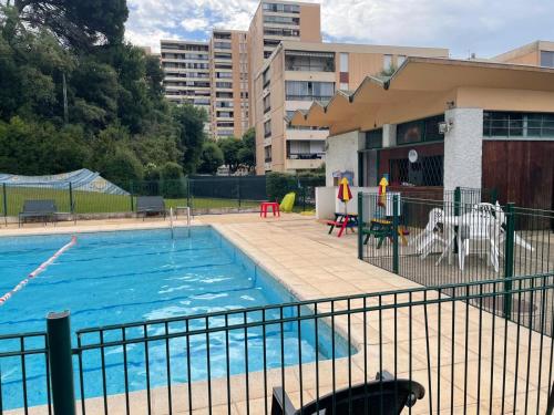 une piscine avec une clôture à côté d'un bâtiment dans l'établissement Serenity, à Cannes