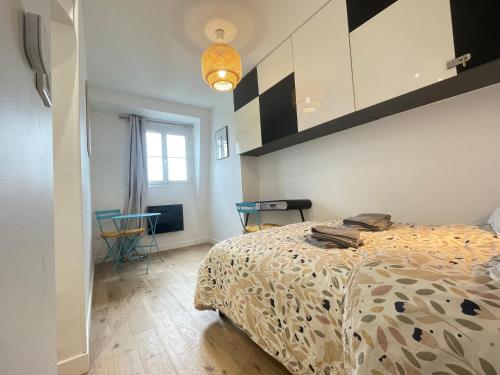 une chambre avec un lit, une table et une fenêtre dans l'établissement Superbe appartement Haussmannien suspendu, à Paris