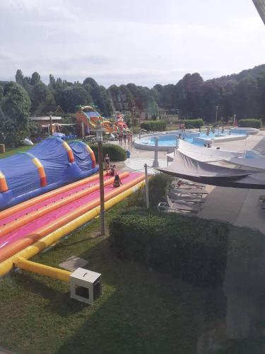 un grand parc aquatique avec un toboggan aquatique dans l'établissement Chez Coccinelle, à Marmagne