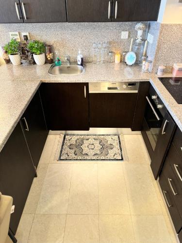 Kuchyň nebo kuchyňský kout v ubytování Salalah Hawana Marina Apartment