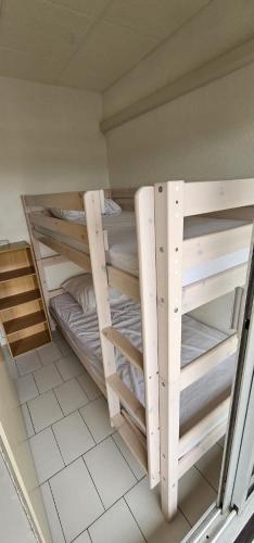 une chambre avec deux lits superposés dans une pièce dans l'établissement Appartement studio cabine 26 m² en bord de mer, à Canet