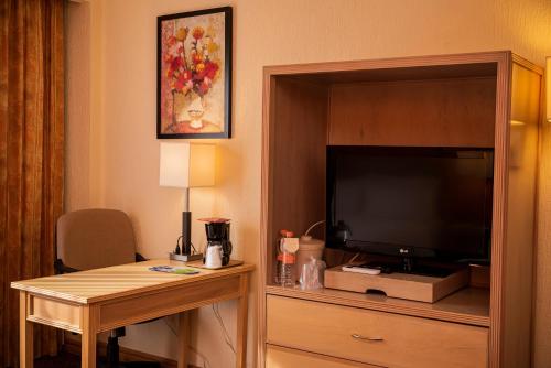 a hotel room with a desk and a television in a room at Holiday Inn La Piedad by IHG in La Piedad Cavadas