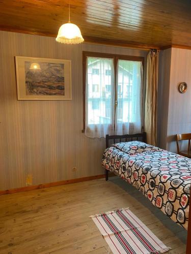 une chambre avec un lit et une fenêtre dans l'établissement Grand gîte rural 8-10p à la montagne avec jardin, à Corps
