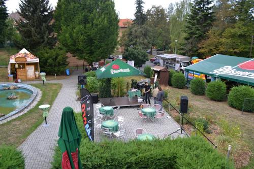 uma vista aérea de uma feira com uma mesa e guarda-chuva em Hotel Rozvoj em Klatovy