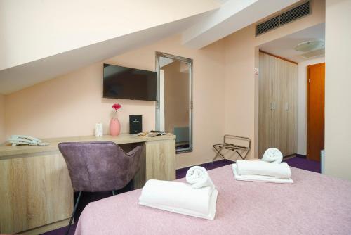 ein Zimmer mit zwei Betten mit Handtüchern darauf in der Unterkunft Hotel Stella Maris - Style & Comfort in Vodice