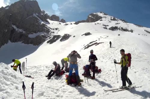 a group of people standing on a snow covered mountain at Appartamento La Locanda Del Castello in San Panfilo dʼOcre